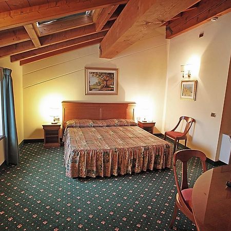 Hotel Faccioli Валеджо-суль-Минчо Экстерьер фото