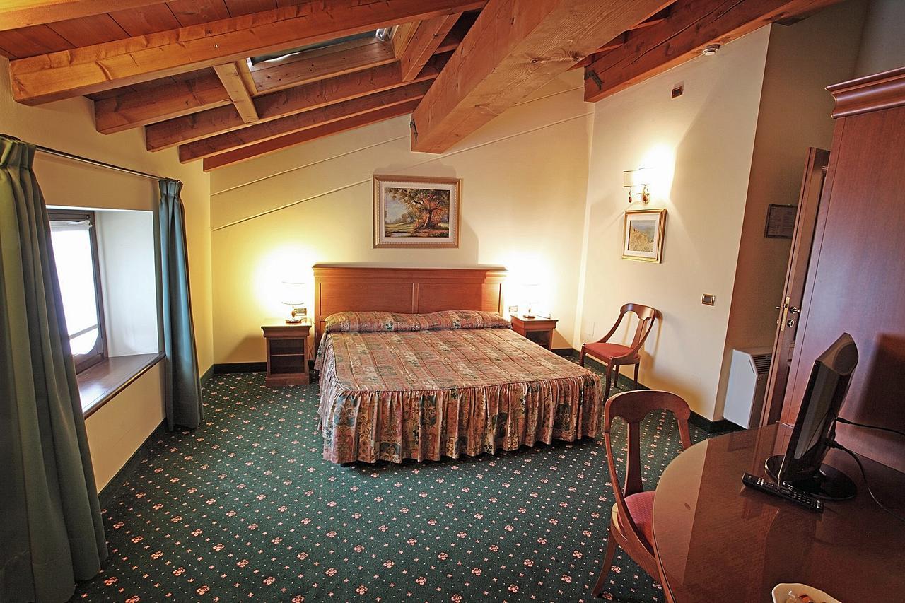 Hotel Faccioli Валеджо-суль-Минчо Экстерьер фото